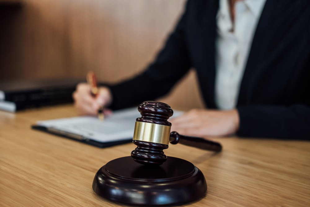 Trouver le bon avocat pour défendre ses droits : conseils et astuces