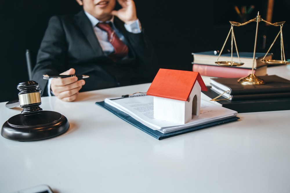 Comprendre et naviguer dans les visites et saisies domiciliaires: Guide d'un avocat