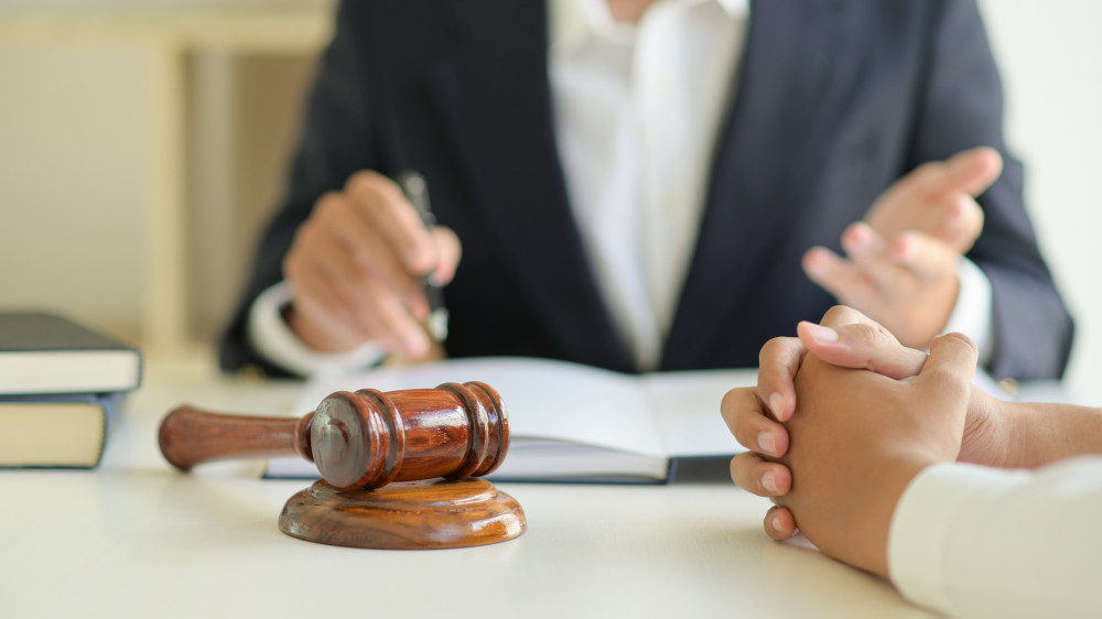 Cabinet juridique ou avocat : quelles différences et comment choisir ?