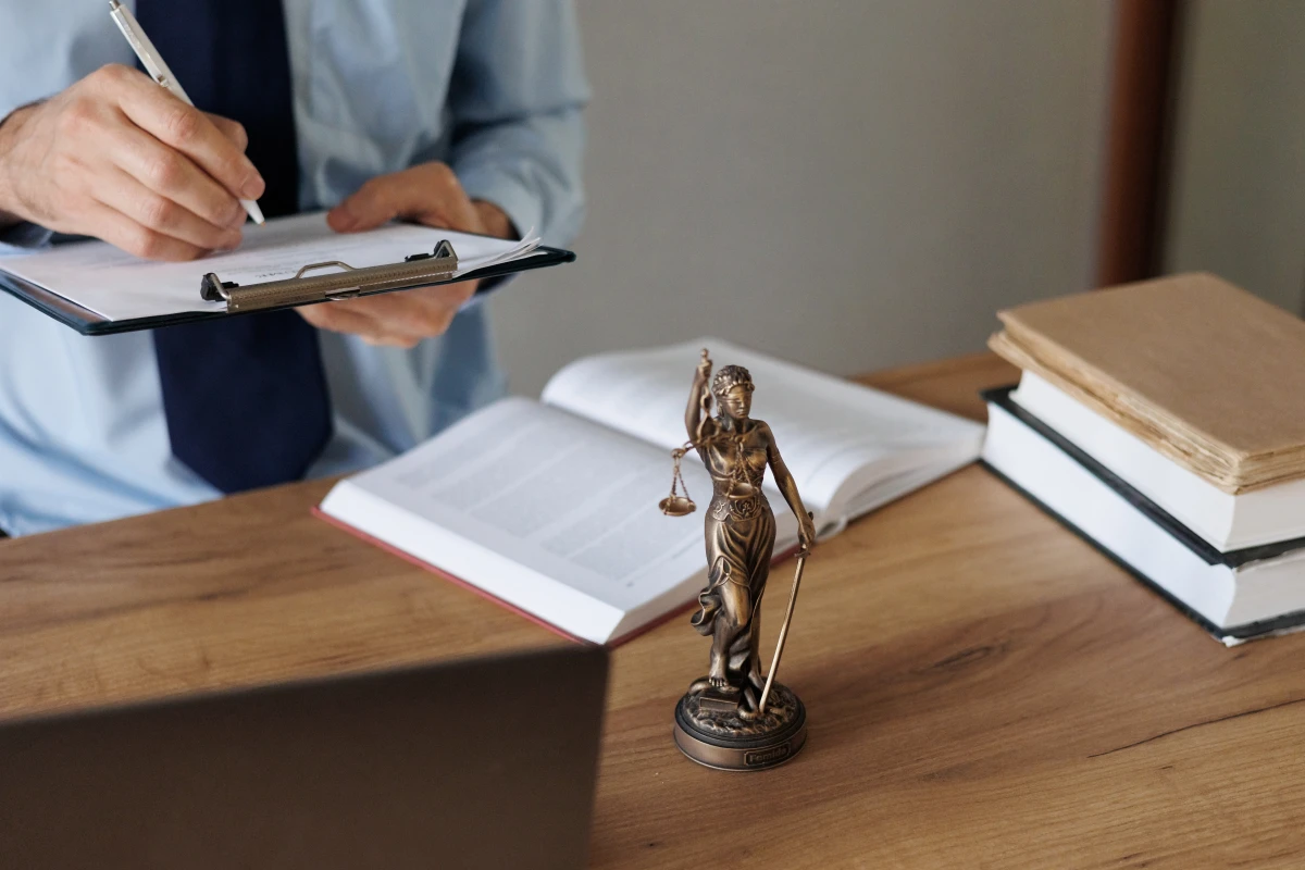 Maîtrisez la rédaction de vos annonces légales : guide complet pour les professionnels